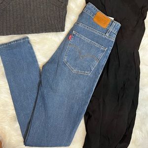 25 Levi skinny high rise no holes